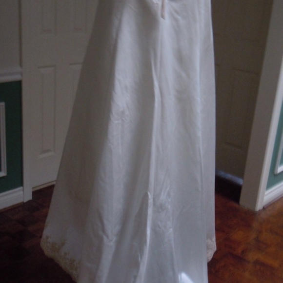 David’s Bridal wedding gown size 8 - Picture 2 of 7